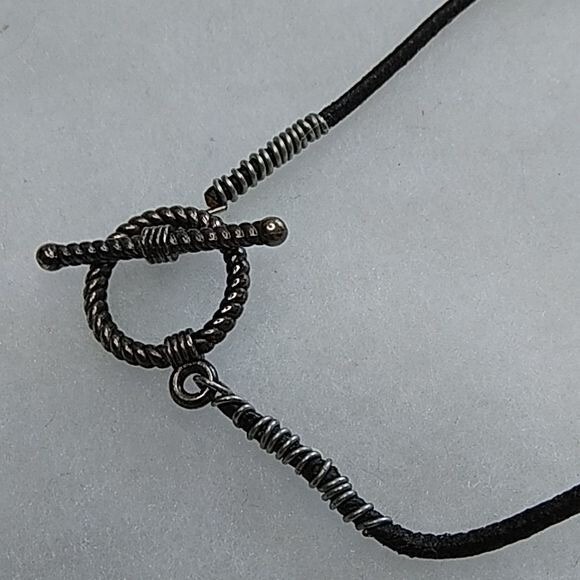 Silver metal and green glass‎ necklace on black cord - Picture 4 of 4